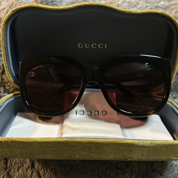 Gucci sunglasses brown frames with case and everything intact - Picture 3 of 6